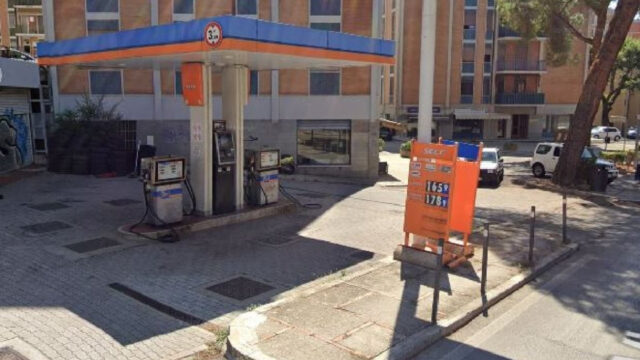 “Stava facendo benzina” è rimasta schiacciata dalla sua auto: per lei non c’è stato nulla da fare. Dove e cos’è successo