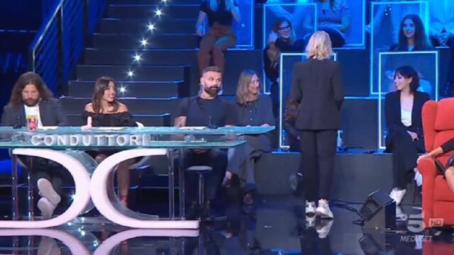 “Roba da matti, cialtrone” il concorrente esagera e Maria De Filippi perde la pazienza