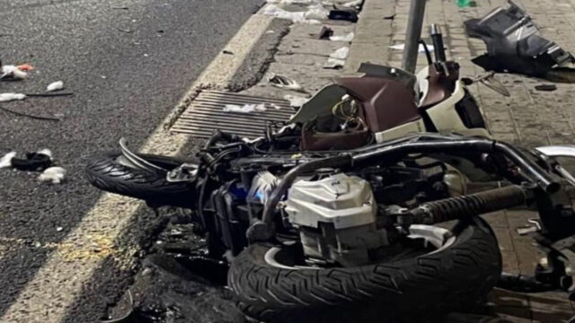 Drammatico incidente tra auto e due scooter, la situazione è seria. Dove e cosa è successo 