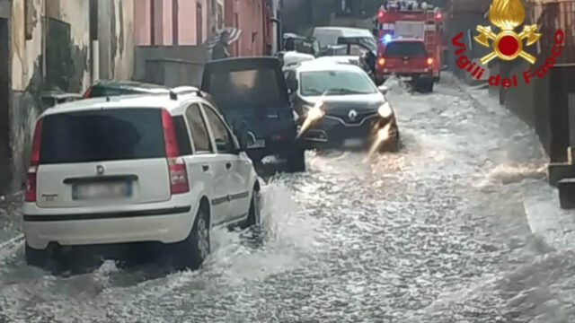 Maltempo nella città italiana, strade come fiumi e torrenti esondati, l’appello: “Evitate spostamenti”