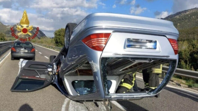 Drammatico incidente sulla statale, scontro tra carro funebre e auto: dove e cosa è successo 