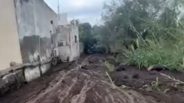 Emergenza maltempo nella località italiana, strade allagate e case invase dal fango, paura tra gli abitanti