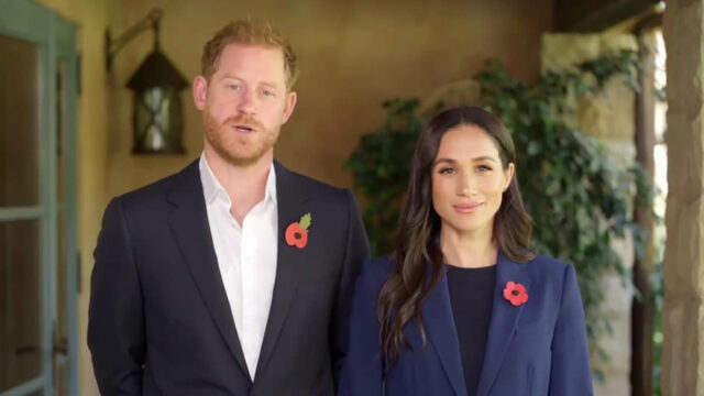 Harry e Meghan tornano a farsi vedere in pubblico, il loro look non è passato inosservato, entrambi indossano una particolare spilla: ecco il suo speciale significato