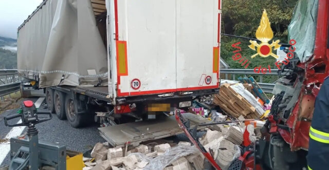 Grave incidente in autostrada tra tre mezzi, la situazione è seria. Dove e cosa è successo 