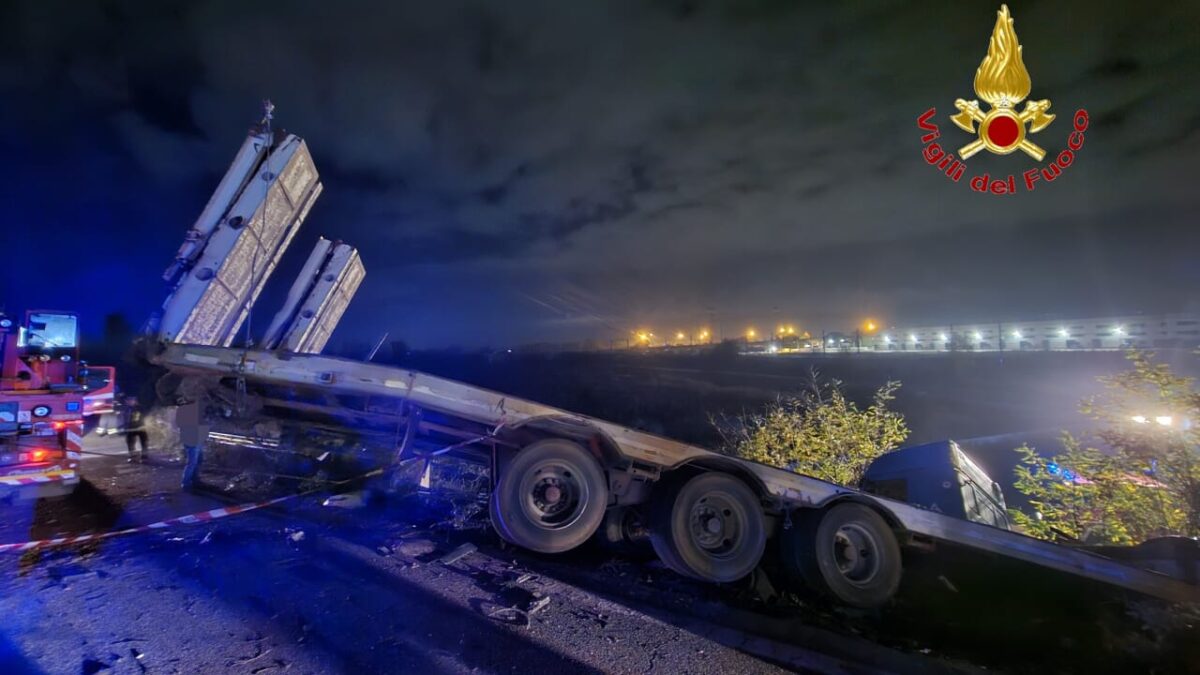 Spaventoso Incidente Stradale Auto E Camion Precipitano In Una