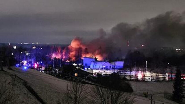 Tragico incidente, aereo si schianta contro un palazzo, il bilancio è grave. Dove e cosa è successo