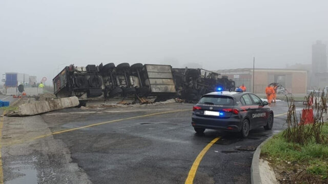 Tragico incidente stradale per il conducente di un camion, è morto sul colpo. Dove e cosa è successo 