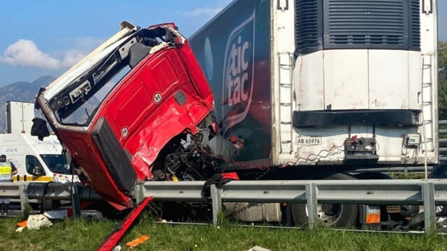 Grave incidente in autostrada tra tir e pullman di turisti, il bilancio è grave: dove e cosa è successo 