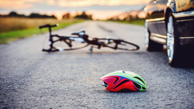 Tragico incidente tra un ciclista e un camion, l’epilogo è tragico. Dove e cosa è successo