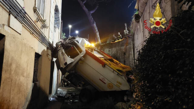 Mezzo Ama si schianta nel cortile di un palazzo e finisce in un’abitazione: in casa c’era la proprietaria. Terribili le conseguenze