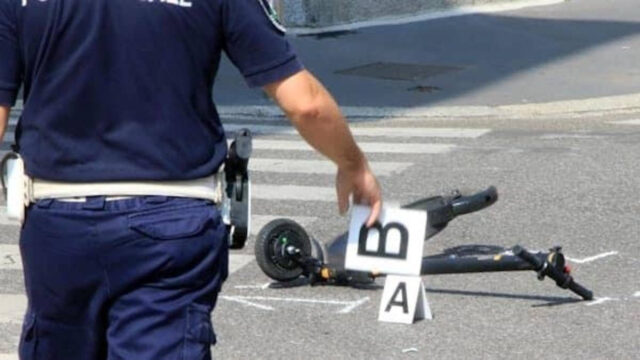 Incidente tra due monopattini, 31enne cade violentemente sull’asfalto: purtroppo non c’è stato nulla da fare