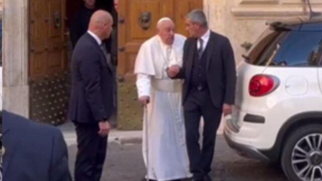 “È uscito per andare a trovare lei” Papa Francesco paparazzato sotto casa della donna