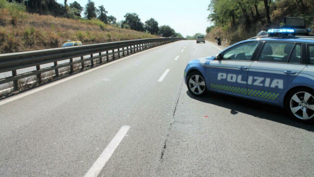 Tragico incidente tra due auto, una persona è morta sul colpo, la situazione è seria. Dove e cosa è successo 