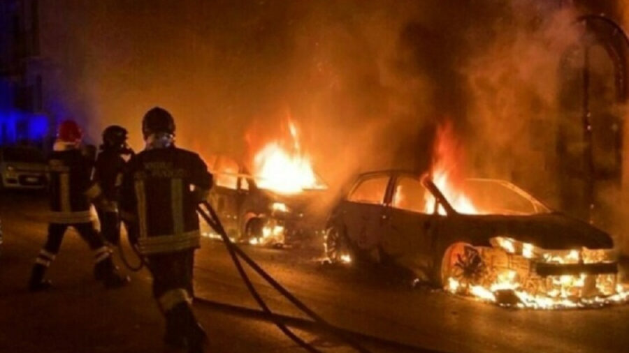 Drammatico incendio nella notte, devastate 10 auto e palazzi evacuati: dove e cosa è successo