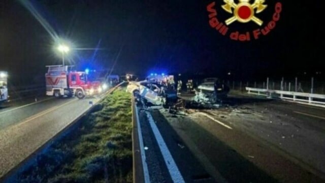 Tragico incidente all’alba per cinque giovani, due di loro sono morti sul colpo, la situazione è grave. Dove e cosa è successo 