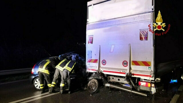 Tragico incidente tra auto e camion, è morto sul colpo, lascia due figli: dove e cosa è successo 