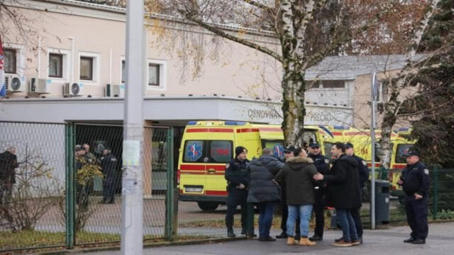 Entra in una scuola, poi la strage, il bilancio è tragico: cosa è successo 