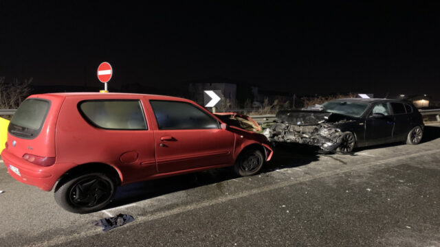 Tragico incidente fra due auto, una donna perde la vita nello scontro frontale. Dove e cosa è successo