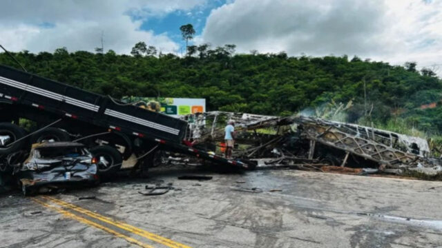 Spaventoso incidente tra autobus e camion, si contano 32 morti e molti feriti: dove e cosa è successo