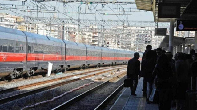 Tragedia la vigilia di Natale, investita da un treno, l’epilogo è tragico: dove e cosa è successo 