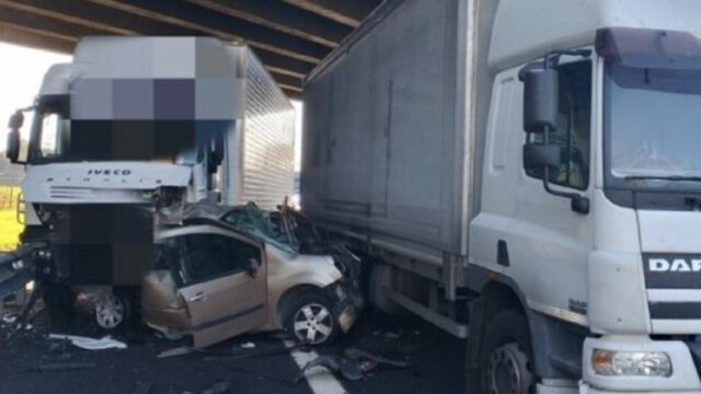 Grave incidente in autostrada, auto schiacciata da due mezzi pesanti: dove e cosa è successo