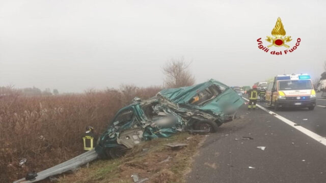 Spaventoso incidente in autostrada tra un tir e un furgone dei servizi sociali, il bilancio è straziante: dove e cosa è successo 