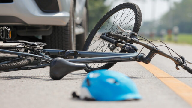 Gravissimo incidente, travolta da un furgone mentre è in sella alla sua bici: l’epilogo è tragico. Durante i soccorsi succede qualcosa di molto grave 