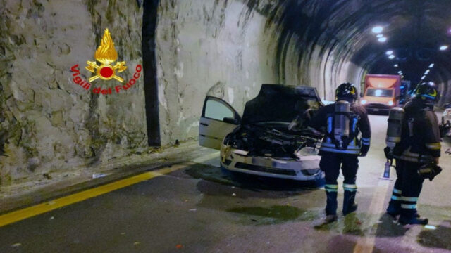 Drammatico incidente in galleria, scontro tra auto e una vettura in fiamme. Dove e cosa è successo 