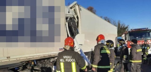 Tragico incidente in autostrada, camionista travolge un mezzo che stava proteggendo un’auto in panne, il bilancio è grave. Dove e cosa è successo