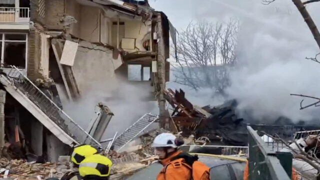 Tragedia, crolla un condominio di tre piani, la situazione è gravissima. Dove e cosa è successo