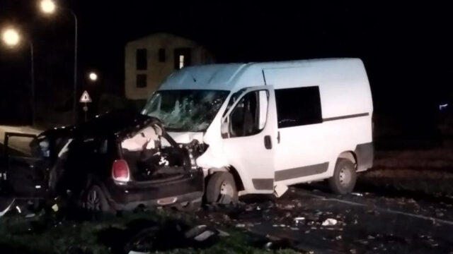 Tragico scontro tra un’auto e un furgone, il bilancio è grave: dove e cosa è successo 