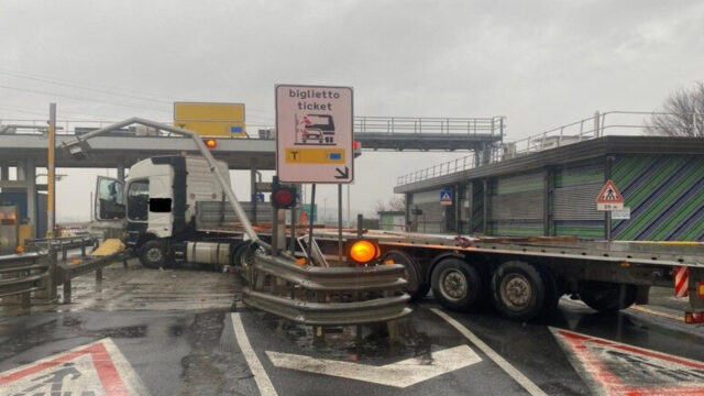 Incidente in autostrada, camion incastra il casello, svincolo chiuso: dove e cosa è successo