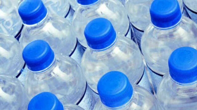 Le bottiglie di plastica si rinnovano ancora: dopo il tappo che non si stacca, arriva la novità da gennaio 2025