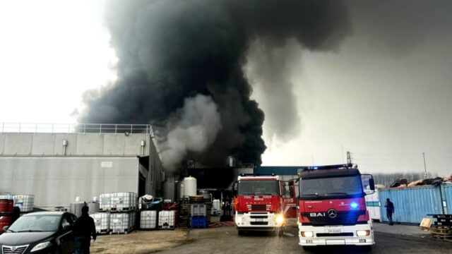 Spaventoso incendio in una fabbrica, le fiamme destano preoccupazione: dove e cosa è successo 