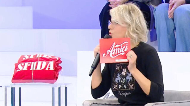 “Mi dispiace devi lasciare la scuola” Eliminazione inaspettata ad Amici di Maria de Filippi: gelo in studio