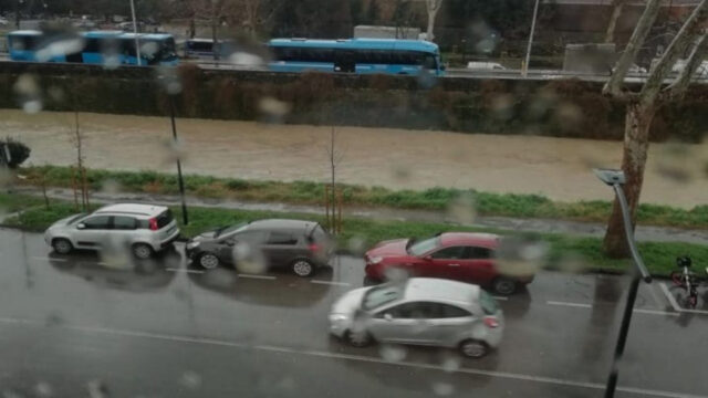 Bomba d’acqua nella città italiana, strade allagate e disagi alla circolazione: la situazione è seria 