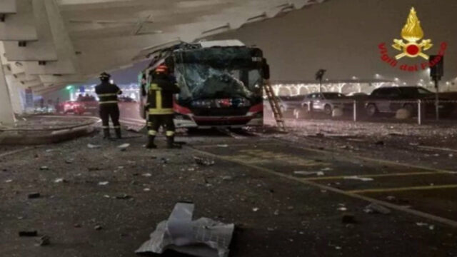 Spaventoso incidente alla stazione, bus si schianta contro la pensilina e prende fuoco: le conseguenze del sinistro