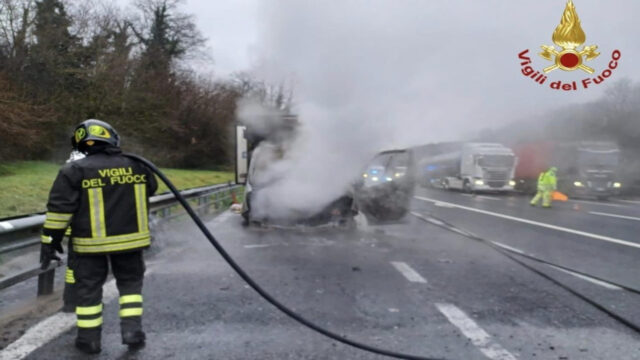 Incidente in autostrada, furgone prende fuoco: dove e cosa è successo 