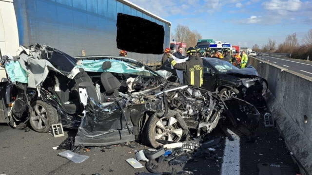 Drammatico incidente in autostrada, si schianta contro un TIR: il bilancio è drammatico