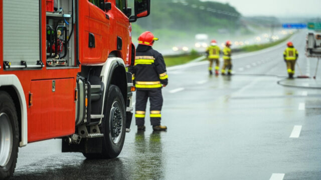 Tragico incidente in autostrada tra due auto, il bilancio è pesante, tratto chiuso al traffico: dove e cosa è successo