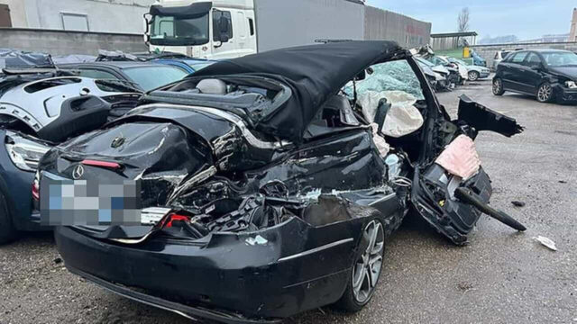 Mercedes coupé perde il controllo in curva e si schianta contro un’abitazione: il bilancio è drammatico