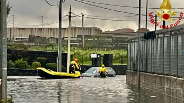 Nubifragio devastante provoca allagamenti e interventi dei vigili del fuoco in diverse zone: in atto misure straordinarie. Dove sta succedendo