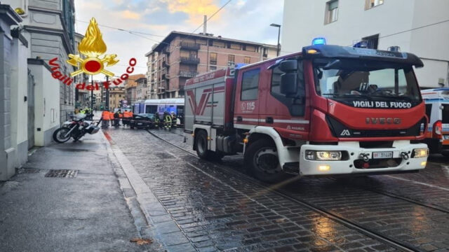 Scontro tra tram e auto, ci sono feriti, traffico bloccato per ore: dove e cosa è successo 