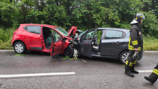 Spaventoso scontro frontale tra due auto, ragazza estratta dalle lamiere in gravi condizioni: dove e cosa é successo 