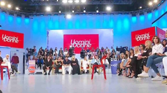 “È sceso lui” Il cantante italiano nello studio di Uomini e Donne: pubblico sorpreso