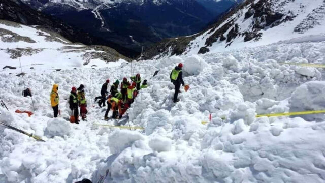 Valanga colpisce un gruppo di alpinisti, tragico il bilancio: dove e cosa è successo 