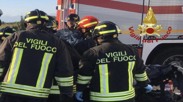 Drammatico incidente stradale: perdono la vita due giovanissimi,  lo schianto contro il guard-rail