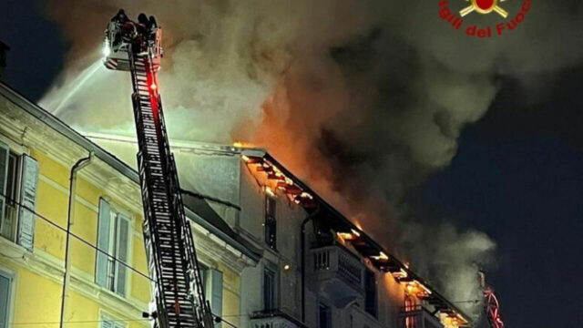 Spaventoso incendio in un palazzo, la situazione è drammatica: dove e cosa è successo 