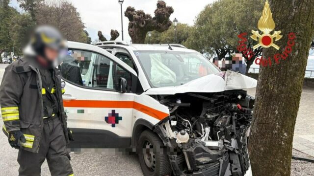 Tragico incidente, auto per trasporto malati si schianta contro un albero, il bilancio è straziante: dove e cosa è successo