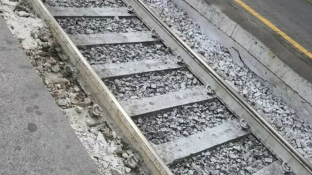 Tragedia sui binari, muore travolto da un treno, disagi e ritardi alla circolazione: dove e cosa è successo  